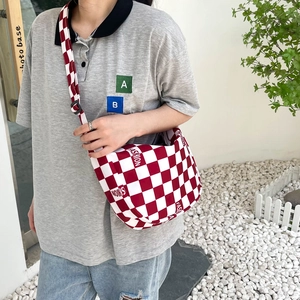 Sac à bandoulière en toile à carreaux rouges et blancs de style japonais en situation