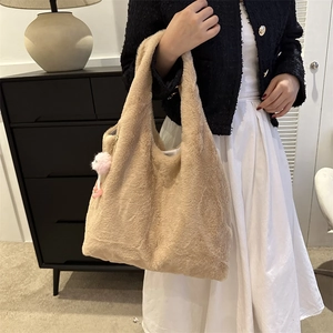 Minimalistische beige pluche draagtas voor dames met comfortabele schouderriem