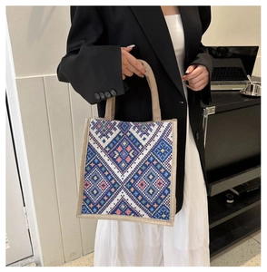 Detailansicht der geometrischen Ethno-Webmuster auf der Leinen-Handtasche