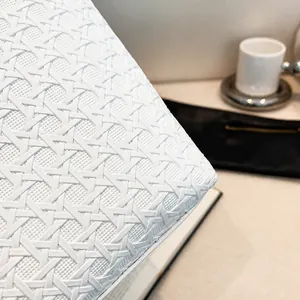 Dettaglio della trama intrecciata bianca di alta qualità su una grande borsa tote minimalista
