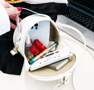 Vista dall'alto della capacità interna della mini borsa bianca a semicerchio elegante