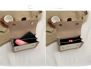 Détail du sac bandoulière tissé avec deux compartiments internes pour le quotidien