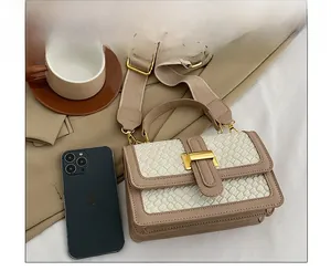 Vue détaillée du sac bandoulière tissé blanc avec garniture kaki et sangle réglable