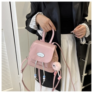 Mini mochila de cuero rosa con placa PAUTOR, cordón ajustable y llavero de peluche suave