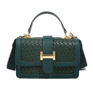Sac bandoulière vert foncé à texture tissée avec boucle dorée et large bandoulière