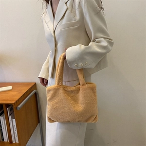 Minimalist solid color plush handbag with large capacity and fluffy texture in camel