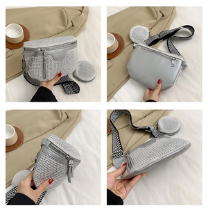 Detail van zilveren crossbodytas met klinknagels, chevron-band en kleine muntenzakje