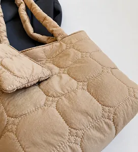 Dettaglio della borsa tote trapuntata kaki con cuciture esagonali e tessuto morbido