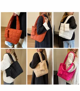Borsa tote trapuntata in vari colori con mini pochette coordinata in stile casual