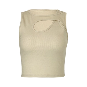 Détail d'un crop top beige en maille côtelée avec un décolleté ajouré asymétrique