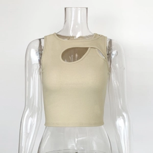 Détail de la maille côtelée et de la découpe sur ce débardeur court de couleur beige
