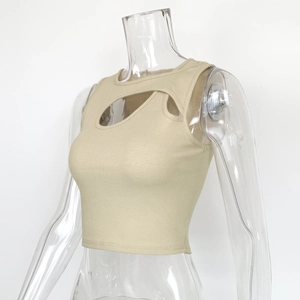 Détail d'un crop top en maille côtelée beige avec découpe centrale sur un mannequin