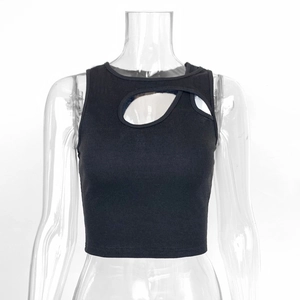Détail du crop top noir en maille côtelée avec découpe sexy sur la poitrine et coupe ajustée