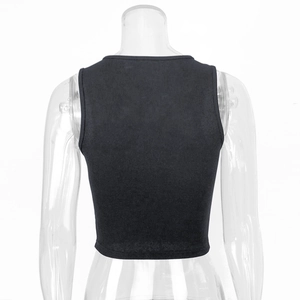 Vue détaillée du dos d'un crop top en maille côtelée noire avec un design dos nageur