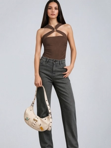 Body dos nu croisé chic pour femmes marron foncé avec jean denim large à taille haute