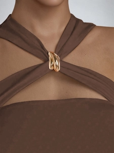 Détail de l'encolure croisée avec anneau doré sur un body marron élégant