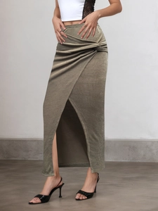 Détail d'une jupe longue vert olive en maille avec taille nouée et fente latérale haute