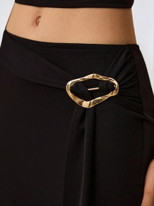 Elegante zwarte zeemeerminrok met stijlvolle gouden metalen gesp op de taille