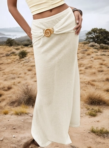 Jupe longue en maille crème à taille haute avec accessoire en métal doré élégant
