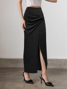 Jupe longue noire ajustée à taille haute avec détail noué et fente latérale
