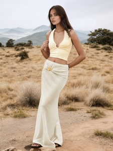 Jupe longue blanche élégante à taille haute avec tissu texturé et détails en coquillage