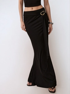 Elegante zwarte zeemeermin maxi-rok met een slanke pasvorm en decoratieve gouden metalen ring