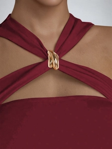 Détail du body rouge vin avec décolleté croisé et anneaux métalliques dorés décoratifs