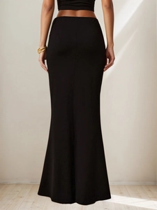 Elegante zwarte fishtail maxi-rok met metalen kettingaccessoire en een slanke pasvorm