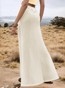 Jupe longue blanche en maille gaufrée avec taille haute et accessoires en métal