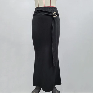 Detail van draperie in de taille en gouden gesp op elegante zwarte maxi-rok