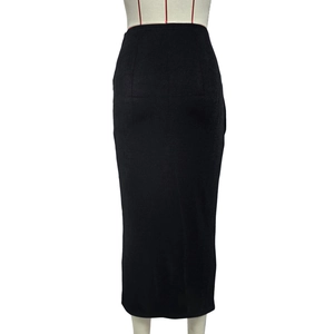 Détail de la jupe longue noire moulante à taille haute présentée sur un mannequin blanc