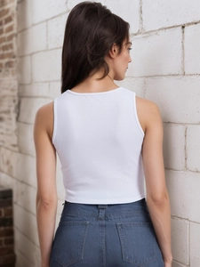 Débardeur court côtelé blanc vue arrière porté avec un jean denim bleu foncé avec poches