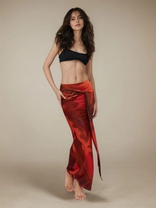 Elegante set due pezzi con top monospalla nero e pareo lungo con stampa floreale rossa