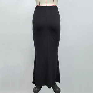 Detailweergave van de zwarte fishtail maxi-rok met metalen accessoire op een paspop