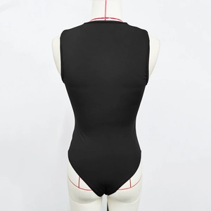Vue arrière d'un body noir sans manches ajusté sur un mannequin au design sexy et mince