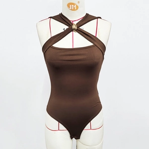 Détail d'un body marron foncé à bretelles croisées et boucle décorative en métal doré