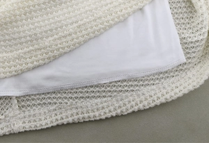 Détail de la maille au crochet texturée avec doublure lisse et coutures de finition soignées