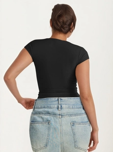 Achteraanzicht van slim-fit zwart T-shirt met korte mouwen en lichtblauwe denim rok