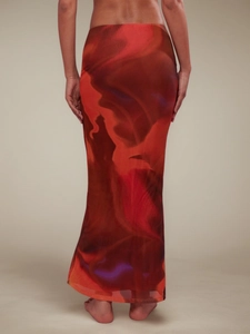 Elegante gonna lunga a vita alta con stampa rossa astratta e silhouette aderente