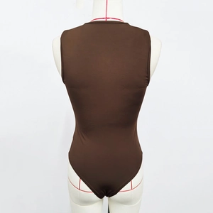 Vue arrière du body sans manches moulant marron foncé sur un mannequin de couture blanc