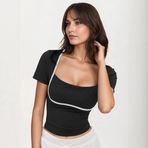 Dettaglio della t-shirt sportiva nera slim con profili bianchi a contrasto e scollo a U