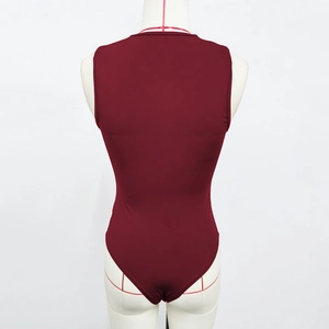 Vue arrière d'un body sans manches bordeaux élégant en maille élastique sur un mannequin