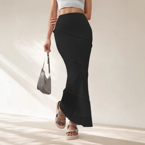 Détail des coutures diagonales et du tissu sur une jupe longue sirène noire taille haute