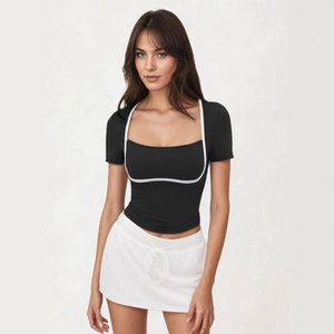 Dettaglio di una maglietta slim fit con scollo quadrato e finiture bianche a contrasto