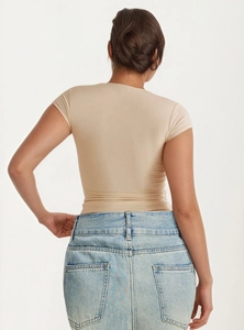 Achteraanzicht van beige nauwsluitend T-shirt met korte mouwen en zijdezachte textuur