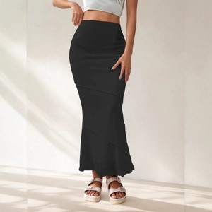Détail de la jupe longue sirène noire à taille haute avec couture fendue diagonale