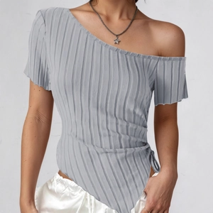 Détail du haut en maille côtelée grise à épaules dénudées avec cordon de serrage taille
