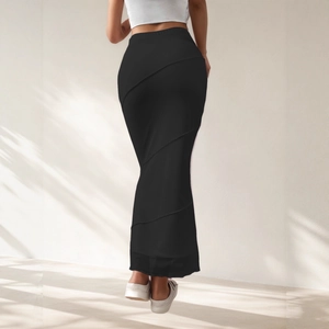 Détail d'une jupe longue noire à taille haute avec coutures diagonales et coupe ajustée