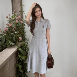 Détail d'une robe tricotée grise à col polo avec un tissu texturé et coupe en A