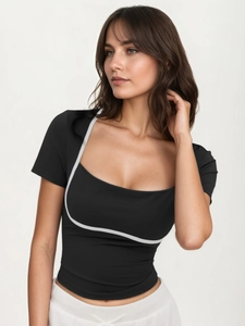 Top aderente nero a maniche corte con scollo a U a contrasto bianco e stile sportivo